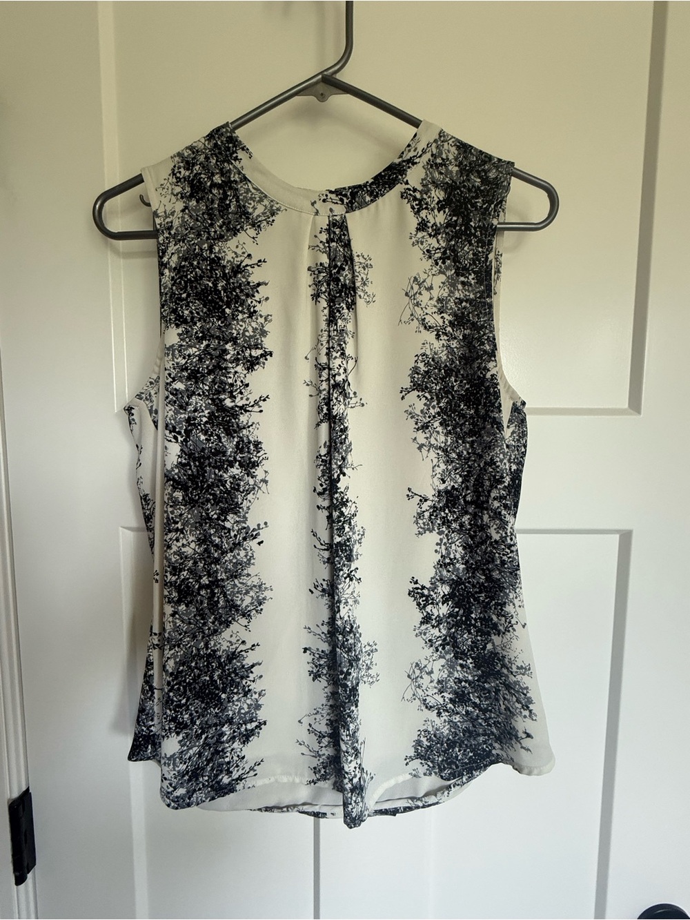 Daniel Rainn Black and White Sleeveless Printed Camisole